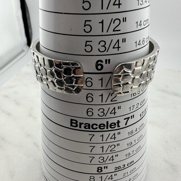 Women’s Silver Pebbled Cross Cuff Watch Mother of Pearl Dial - Has New Battery - Picture 14 of 14